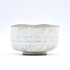 Handgefertigte Matcha-Bowl aus hochwertiger Keramik für die traditionelle Zubereitung von Matcha-Tee. Elegantes Design mit breiter Öffnung, ideal für das Aufschlagen von Matcha mit dem Bambusbesen (Chasen). Perfekt für authentische Teezeremonien und den täglichen Genuss. Langlebig, ästhetisch und vielseitig einsetzbar – die ideale Matcha-Schale für echte Matcha-Liebhaber